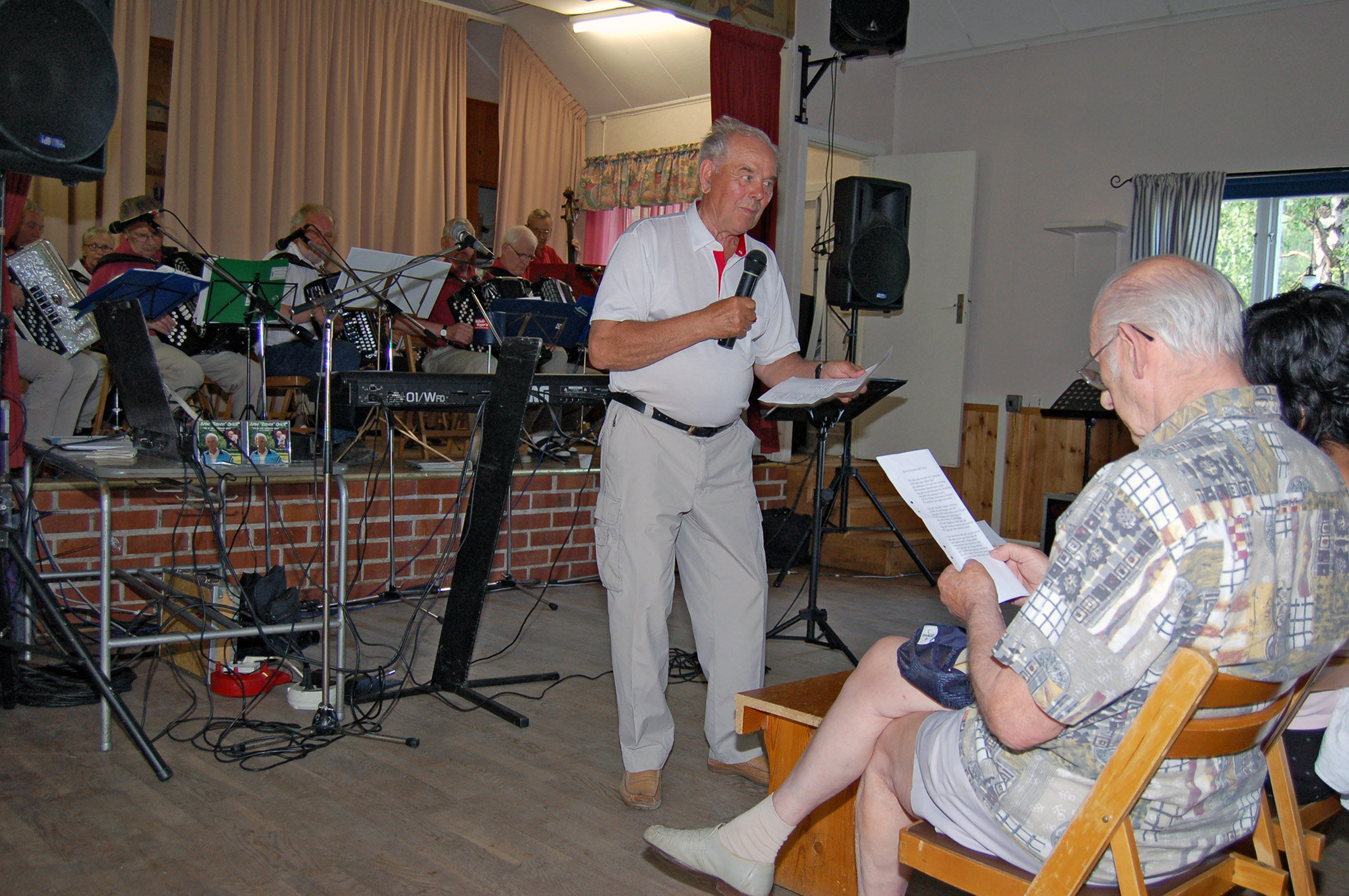 Röste.nu – Röstebilder – ’’Rosad’’ musik- och sångkväll i Dönjegården 2007
