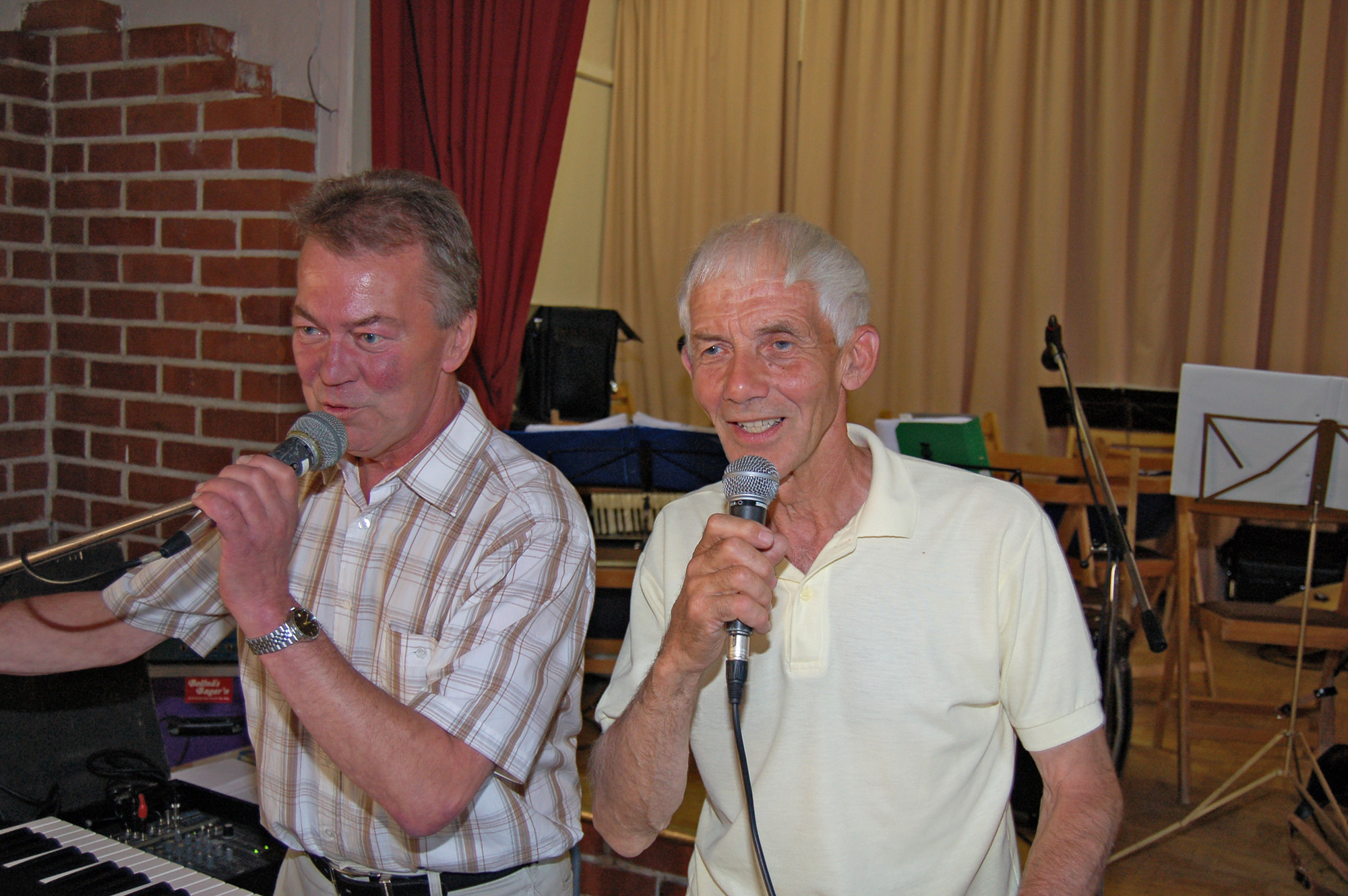 Röste.nu – Röstebilder – ’’Rosad’’ musik- och sångkväll i Dönjegården 2007