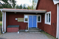 Röste.nu – Röstebilder – Nya anslagstavlor i byn och fräscht altangolv och möbler i Dönjegården 2019