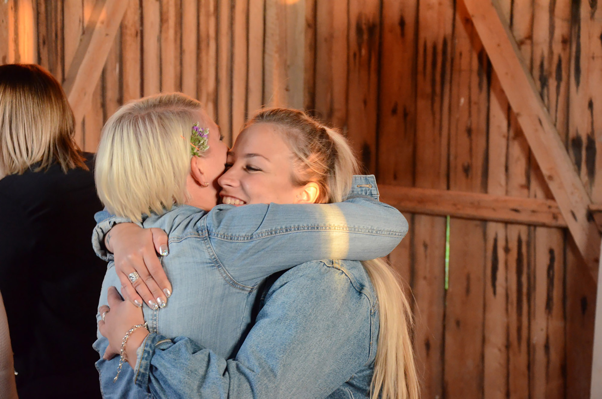 Röste.nu – Röstebilder – Nypremiär för logdans i Farmorsladan 2016
