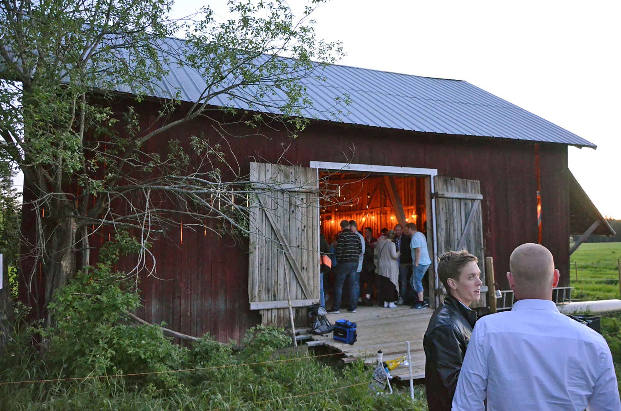 Röste.nu – Röstebilder – Nypremiär för logdans i Farmorsladan 2016