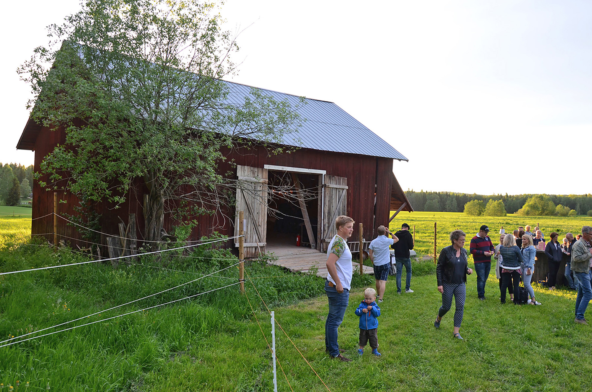Röste.nu – Röstebilder – Nypremiär för logdans i Farmorsladan 2016