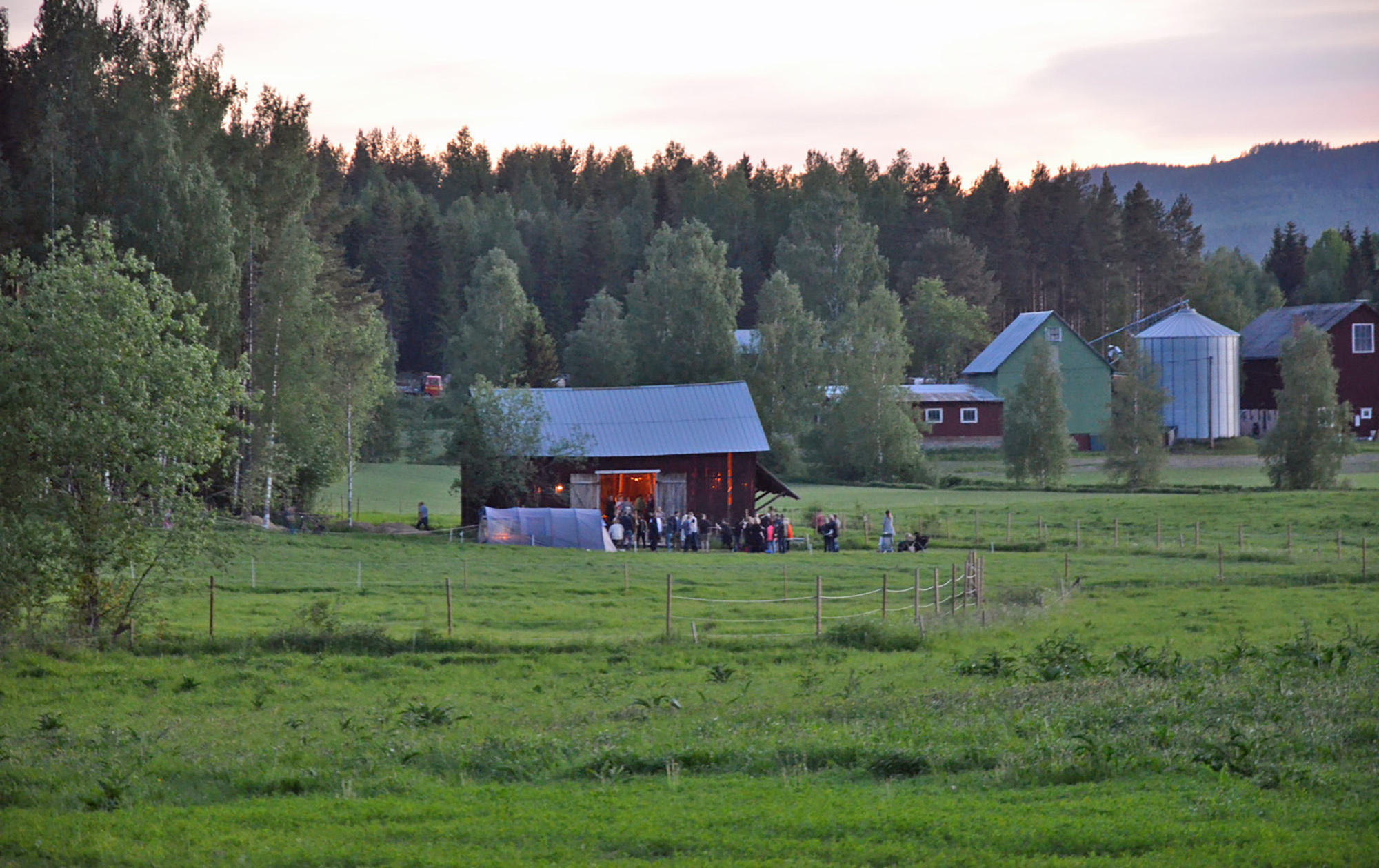 Röste.nu – Röstebilder – Nypremiär för logdans i Farmorsladan 2016