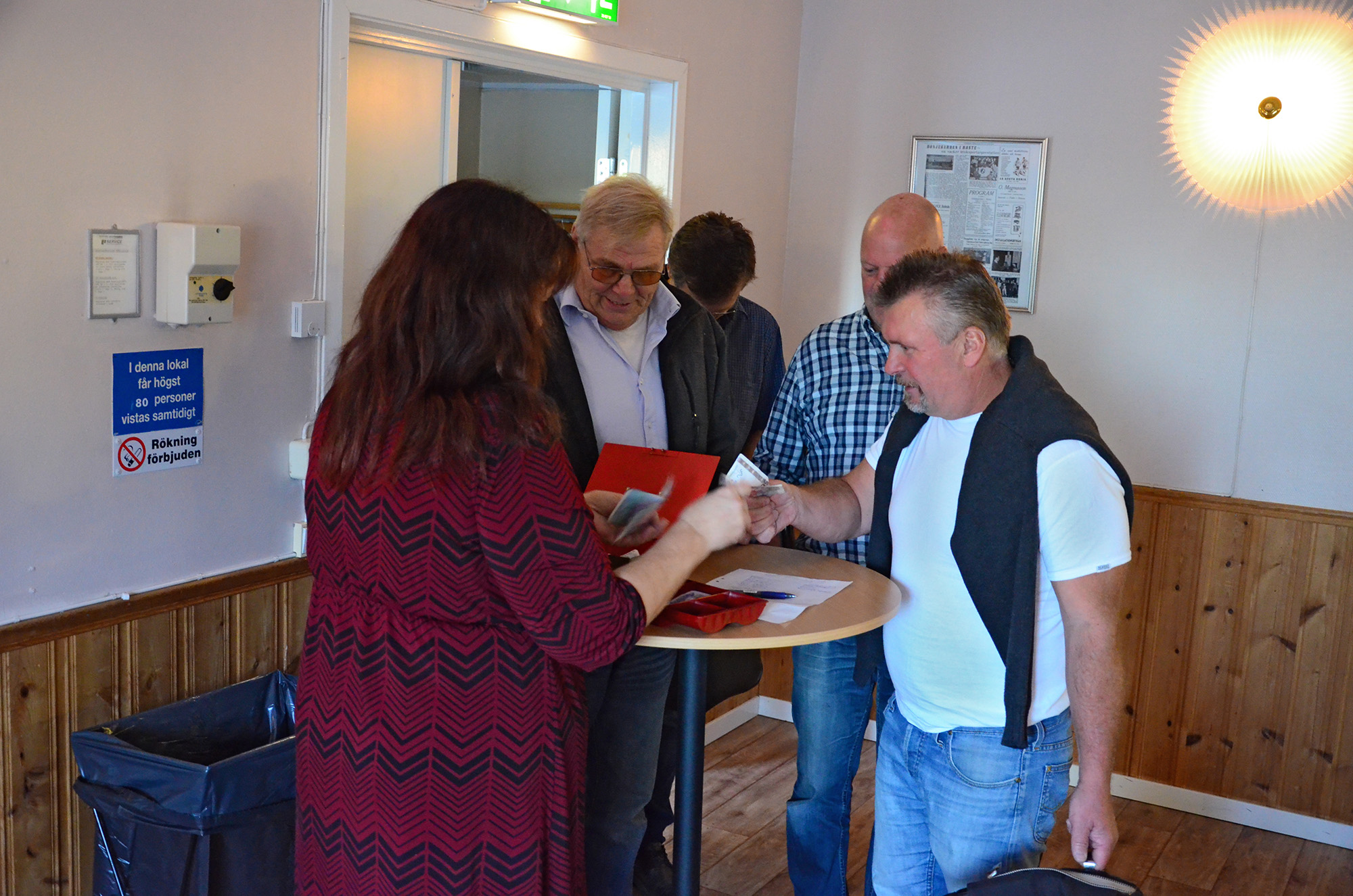 Röste.nu – Röstebilder – Premiär för kräft- och surströmmingsfest i Dönjegården 2014