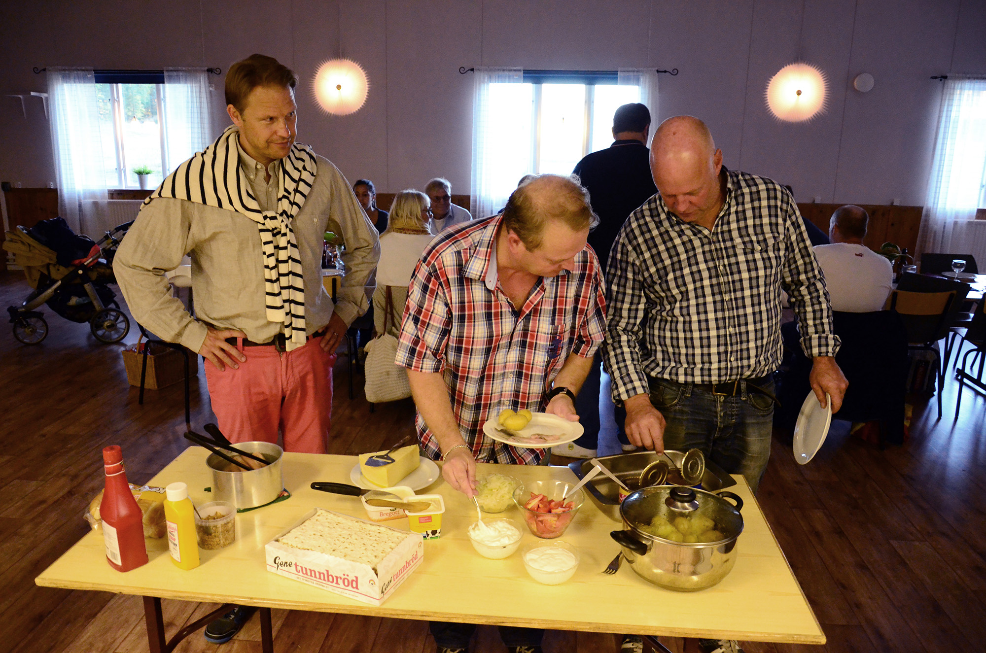 Röste.nu – Röstebilder – Premiär för kräft- och surströmmingsfest i Dönjegården 2014