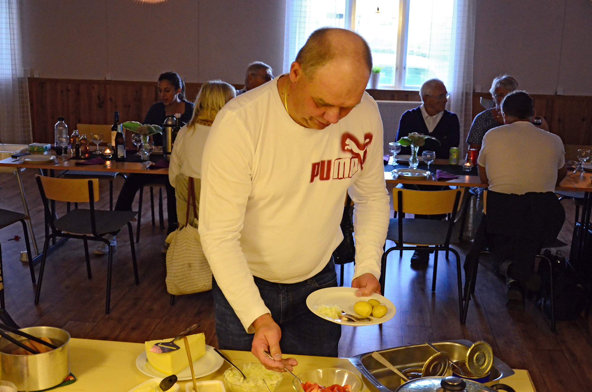 Röste.nu – Röstebilder – Premiär för kräft- och surströmmingsfest i Dönjegården 2014