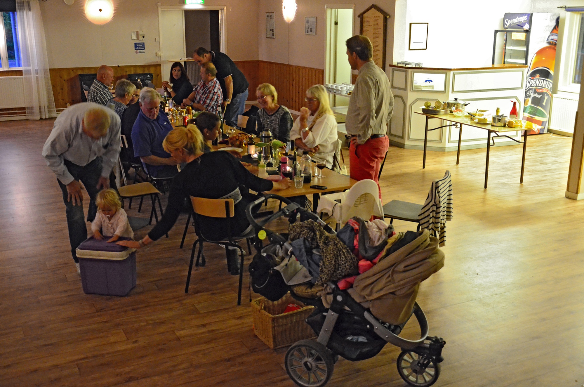 Röste.nu – Röstebilder – Premiär för kräft- och surströmmingsfest i Dönjegården 2014