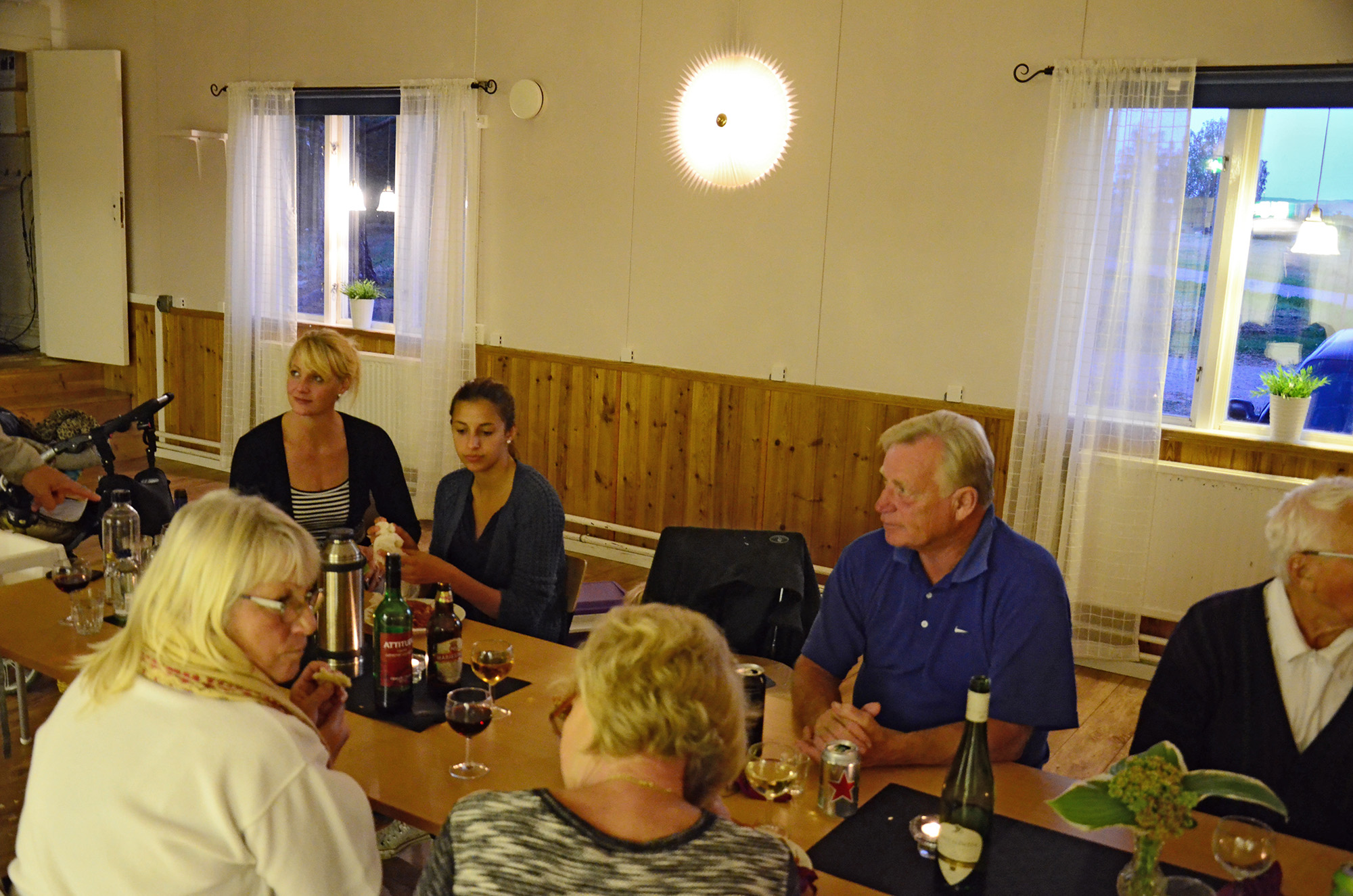 Röste.nu – Röstebilder – Premiär för kräft- och surströmmingsfest i Dönjegården 2014