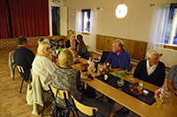 Röste.nu – Röstebilder – Premiär för kräft- och surströmmingsfest i Dönjegården 2014