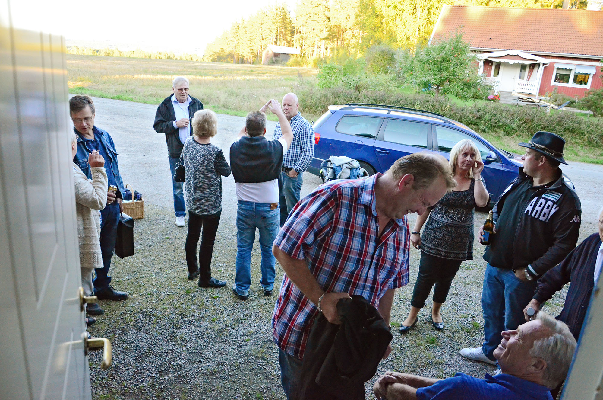 Röste.nu – Röstebilder – Premiär för kräft- och surströmmingsfest i Dönjegården 2014