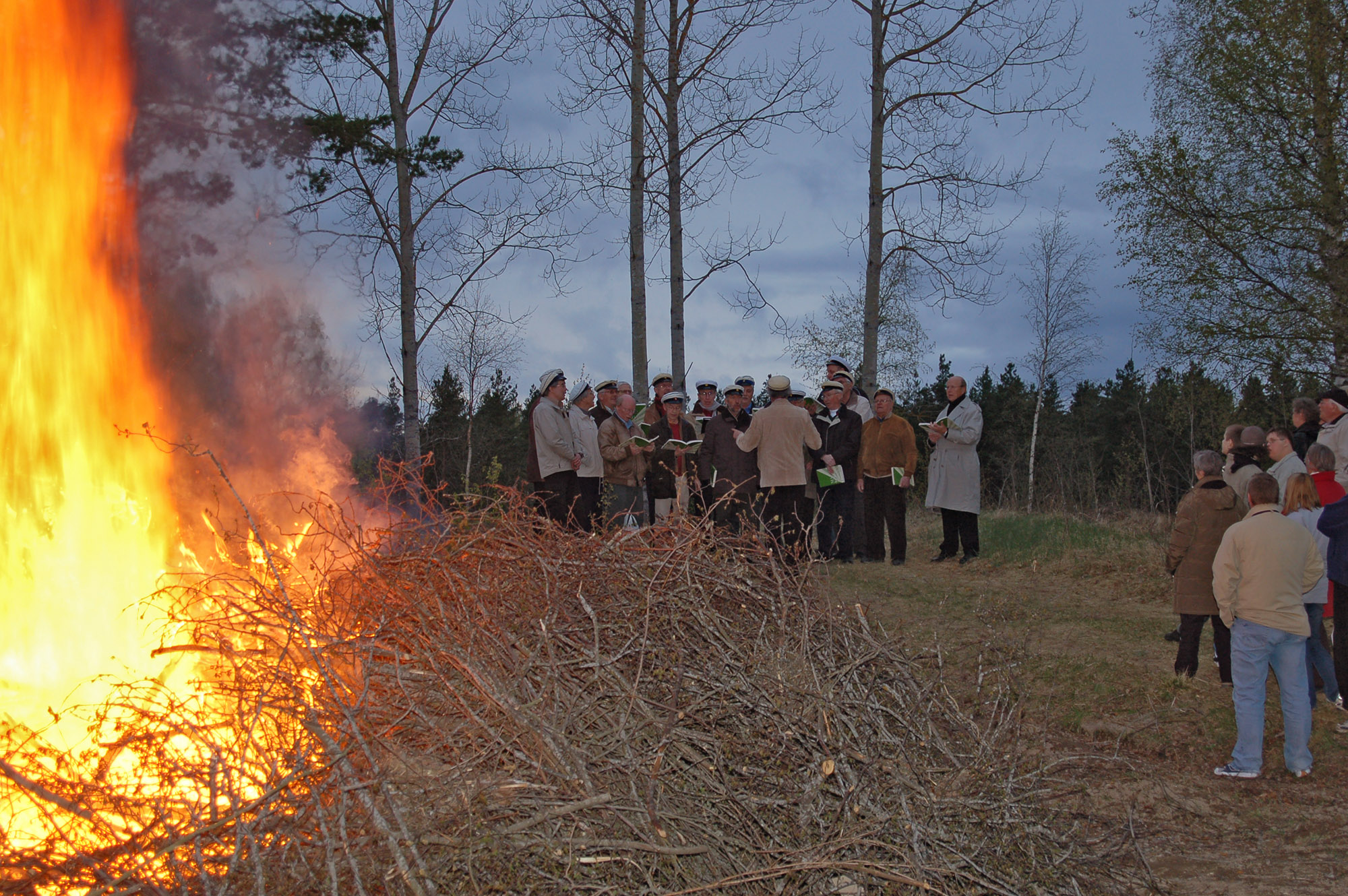 Röste.nu – Röstebilder – Premiär för Valborgsfirande vid Dönjegården 2007