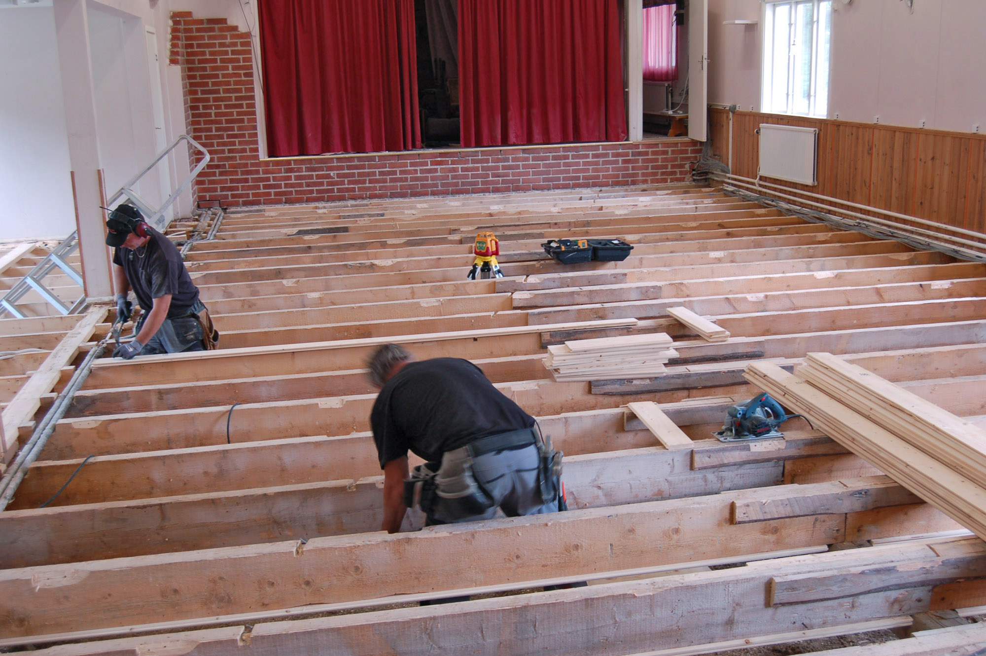 Röste.nu – Röstebilder – Så fick Dönjegården nytt golv 2010