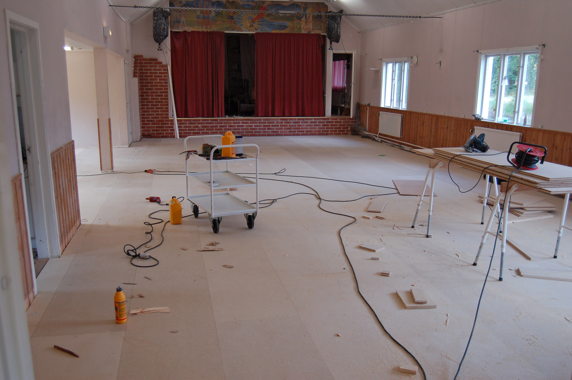 Röste.nu – Röstebilder – Så fick Dönjegården nytt golv 2010