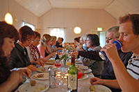 Röste.nu – Röstebilder – Surströmmingsfest för tionde året i Dönjegården 2010