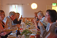 Röste.nu – Röstebilder – Surströmmingsfest för tionde året i Dönjegården 2010