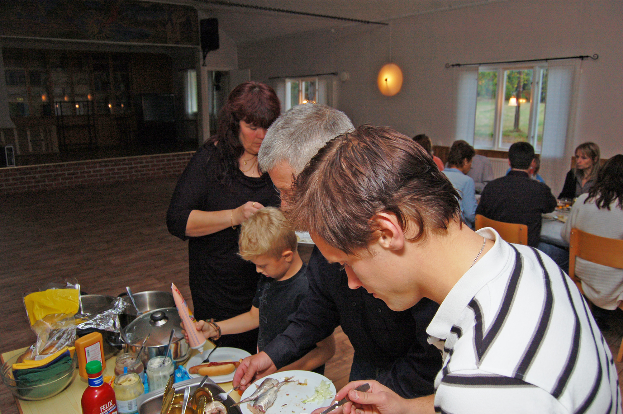 Röste.nu – Röstebilder – Surströmmingsfest för tionde året i Dönjegården 2010