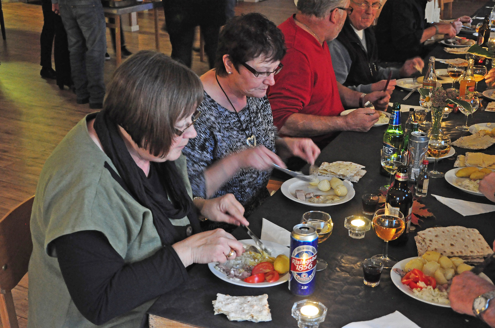 Röste.nu – Röstebilder – Surströmmingsfest i Dönjegården 2012