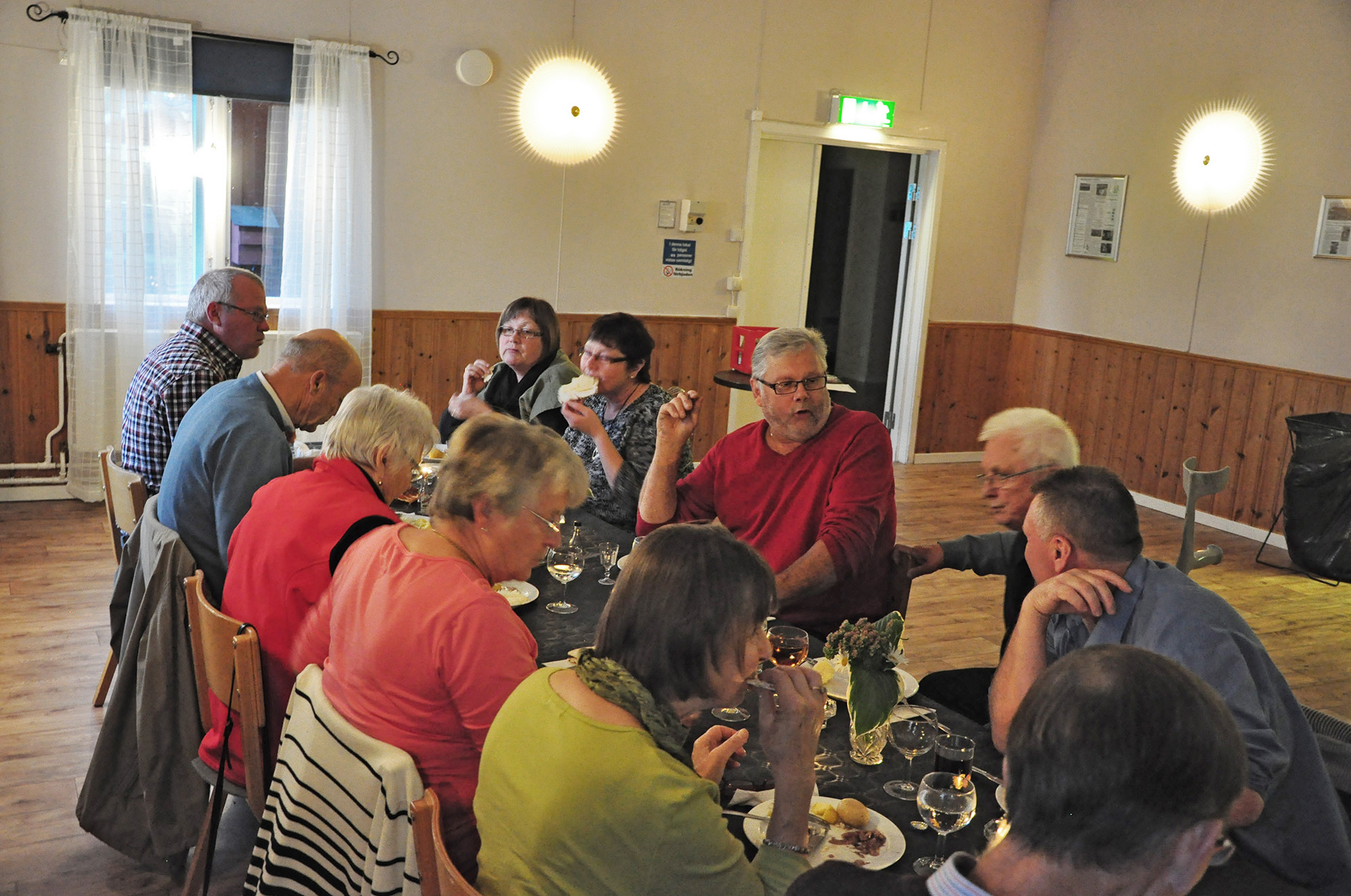 Röste.nu – Röstebilder – Surströmmingsfest i Dönjegården 2012