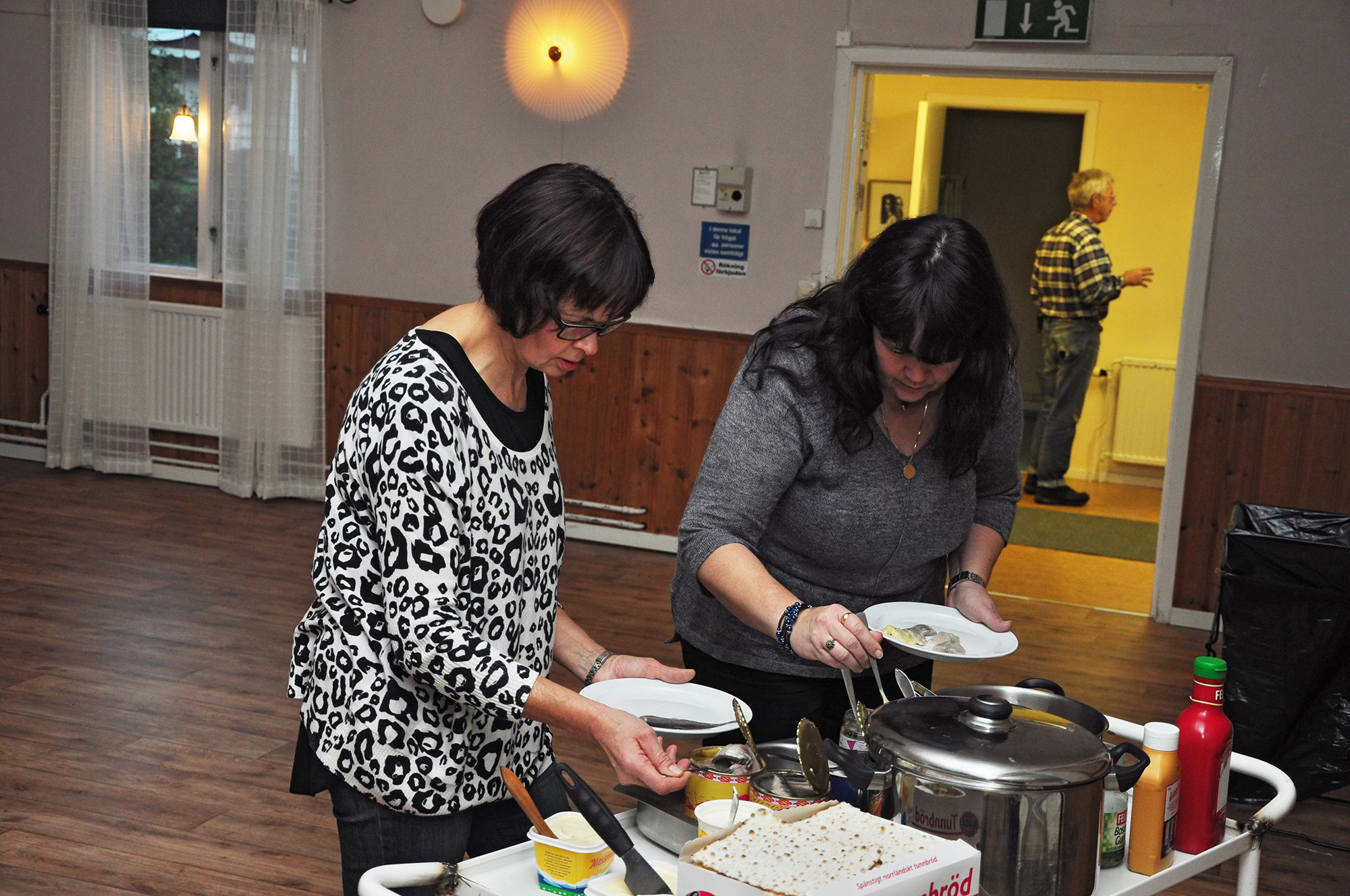 Röste.nu – Röstebilder – Surströmmingsfest i Dönjegården 2013