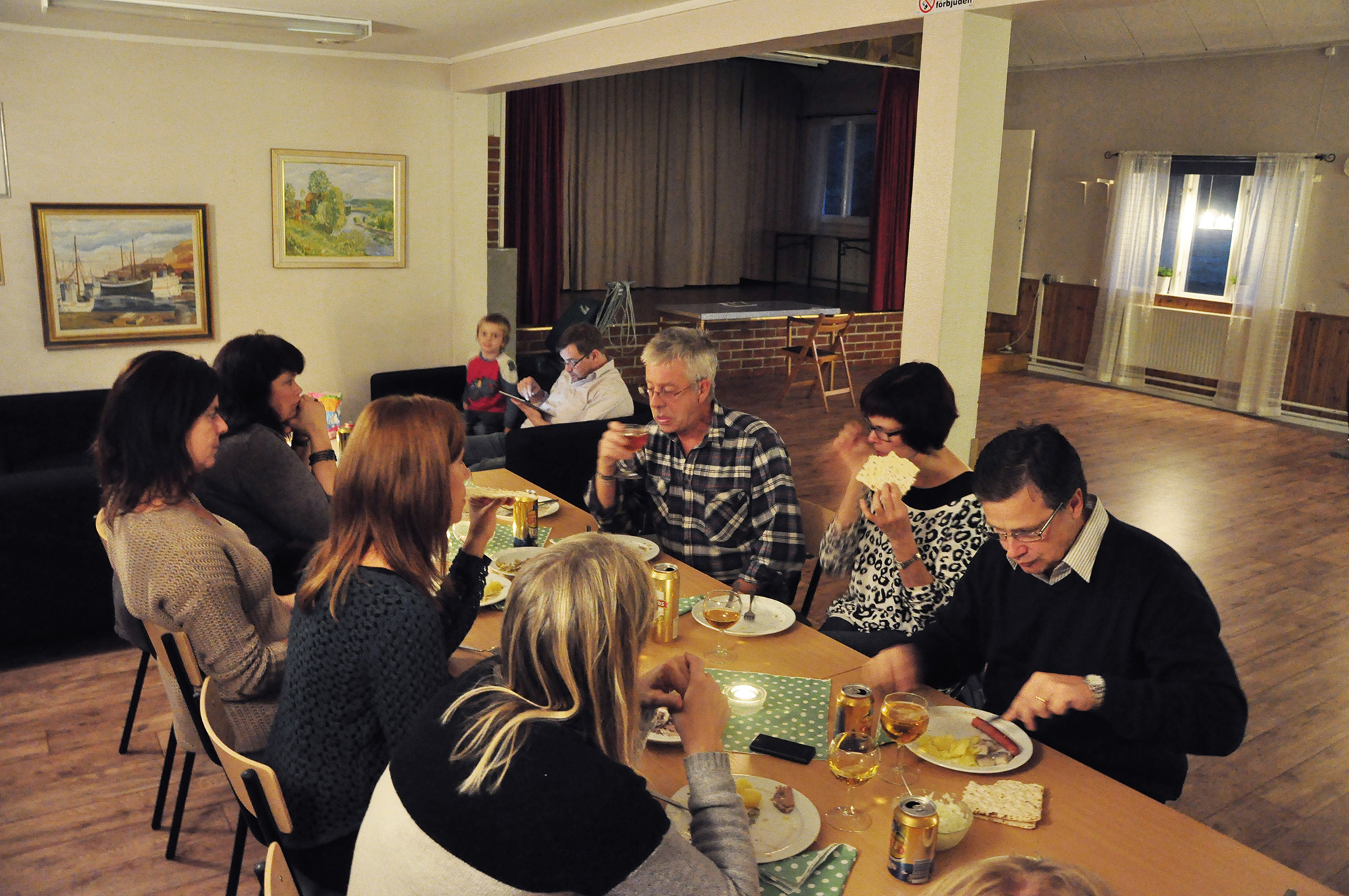 Röste.nu – Röstebilder – Surströmmingsfest i Dönjegården 2013