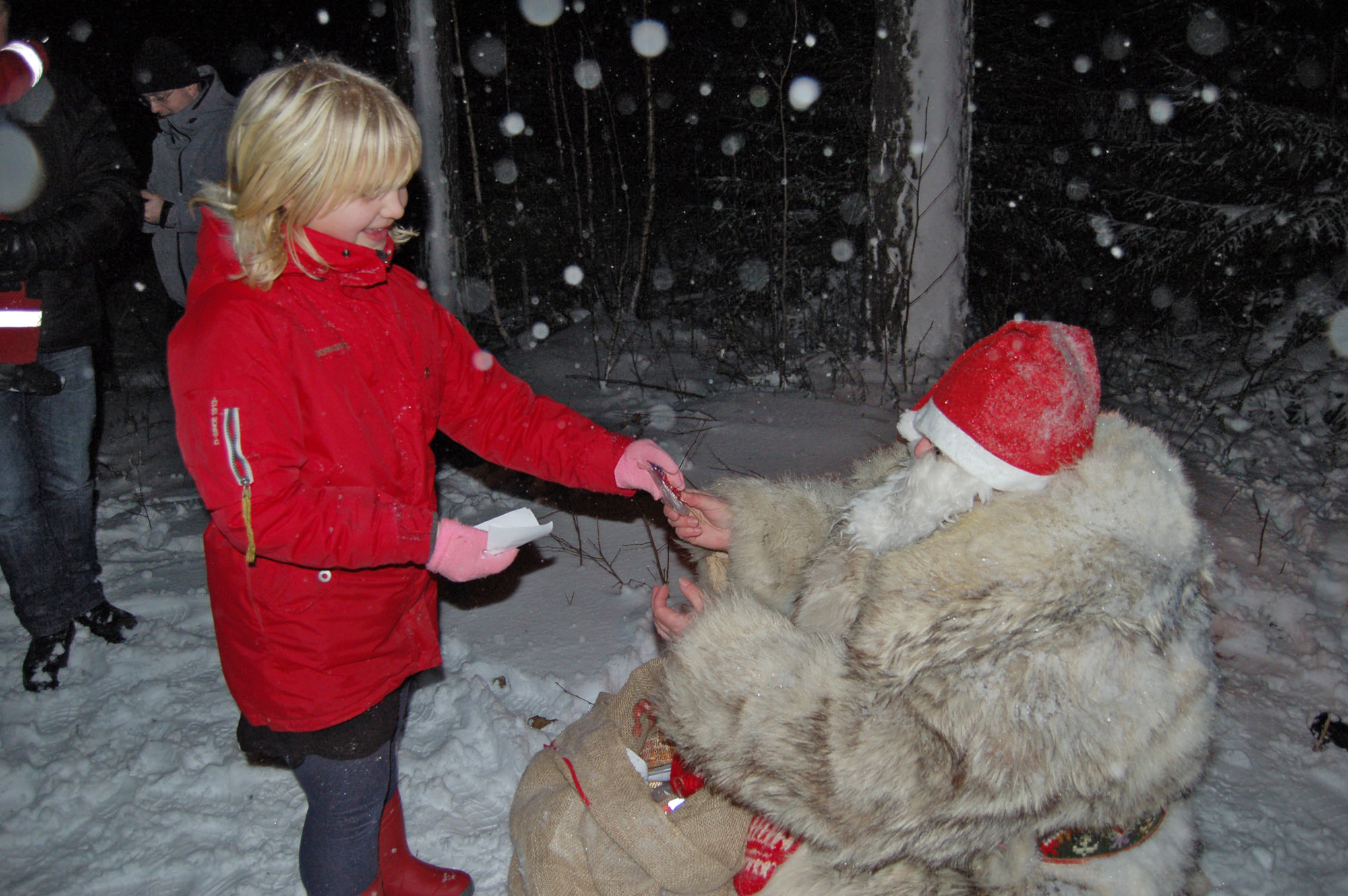 Röste.nu – Röstebilder – Tomtekväll lockade barn till Dönjegården 2011