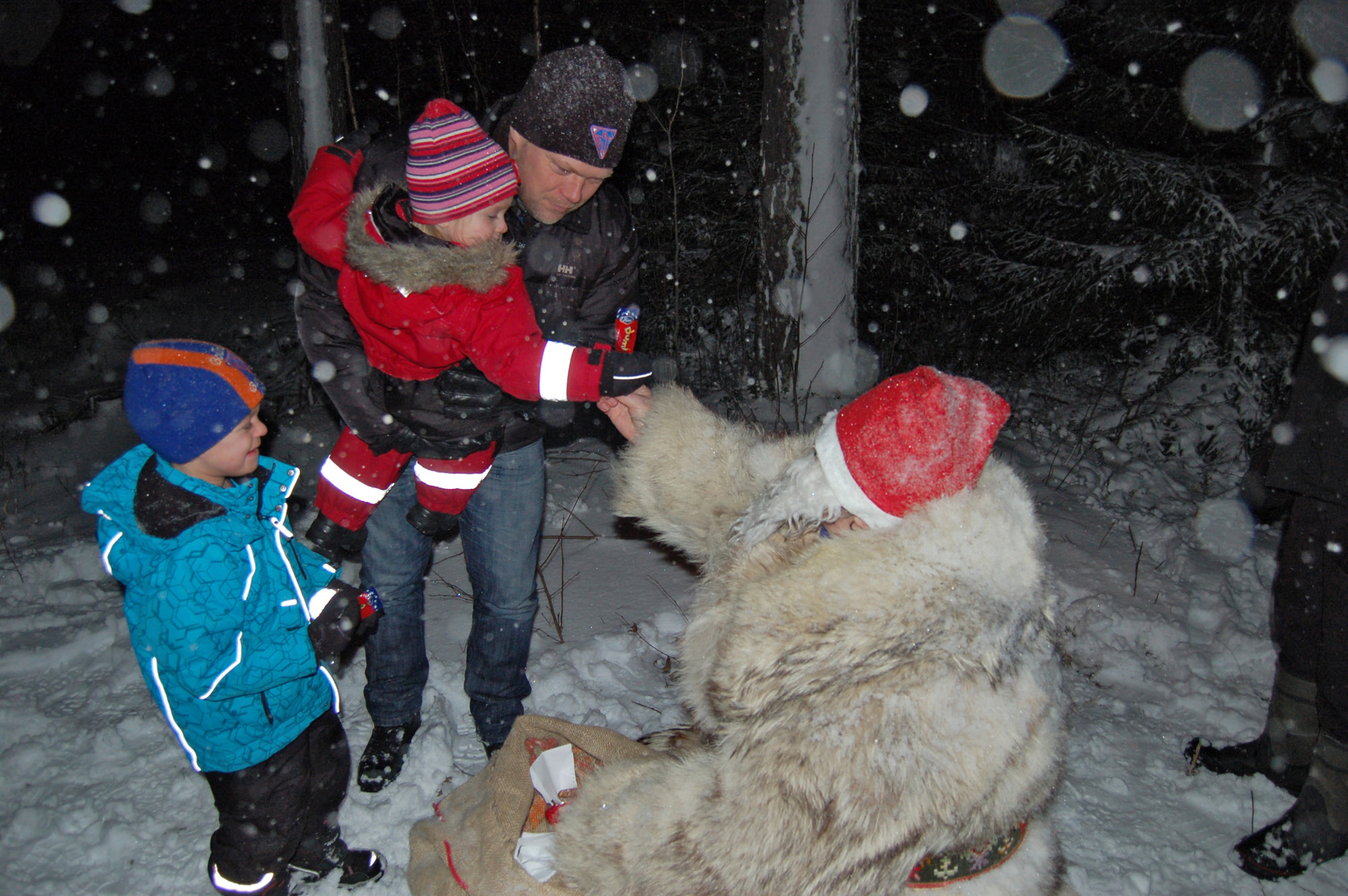 Röste.nu – Röstebilder – Tomtekväll lockade barn till Dönjegården 2011