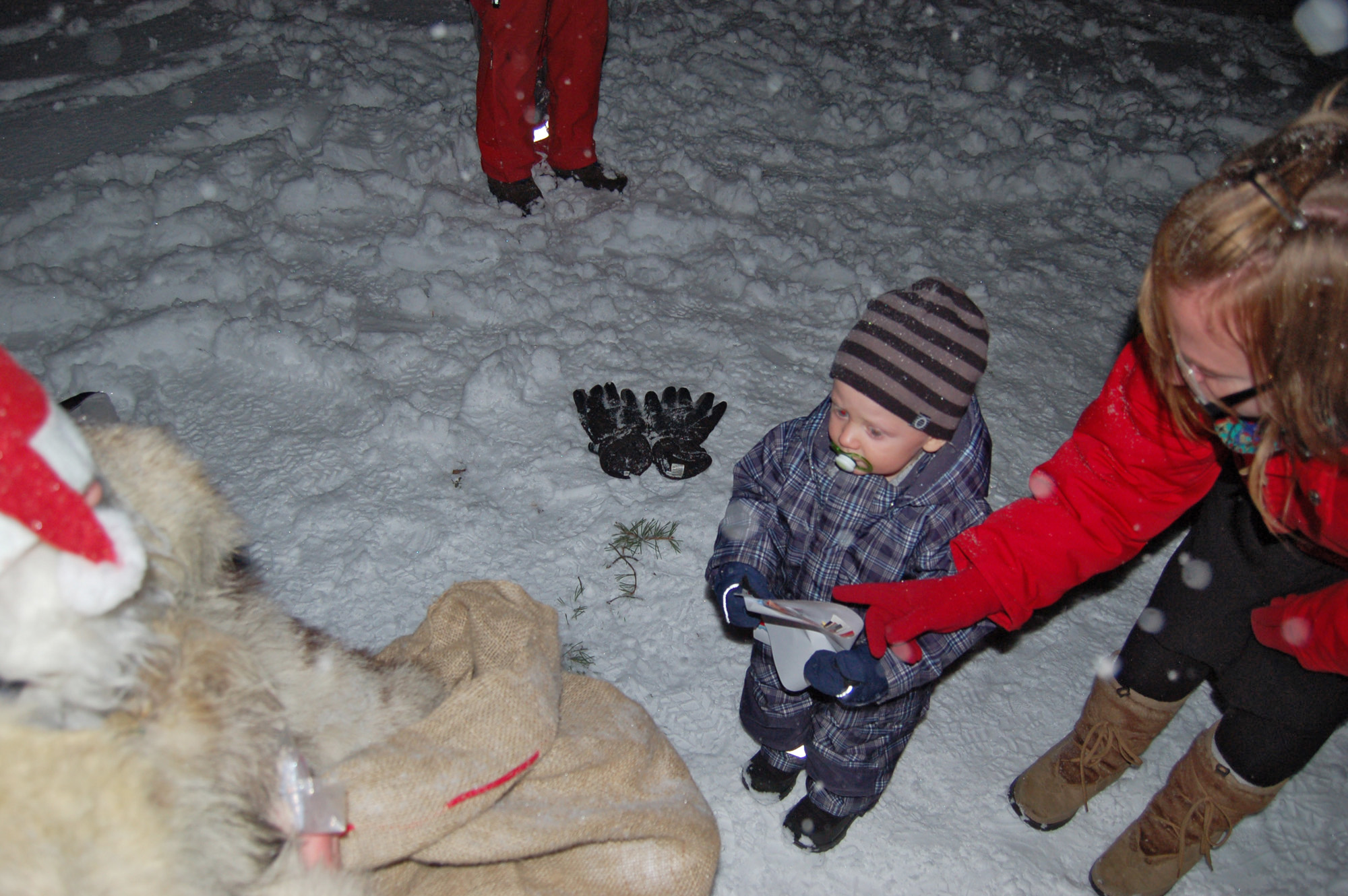 Röste.nu – Röstebilder – Tomtekväll lockade barn till Dönjegården 2011