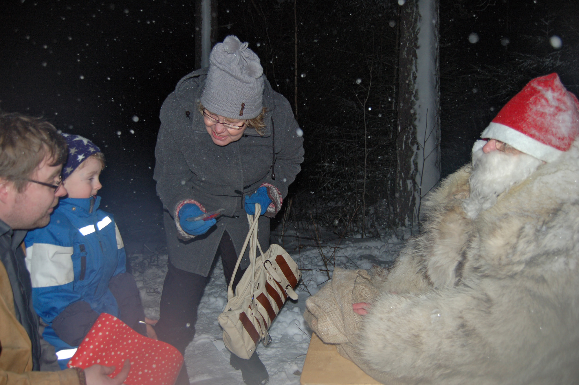 Röste.nu – Röstebilder – Tomtekväll lockade barn till Dönjegården 2011