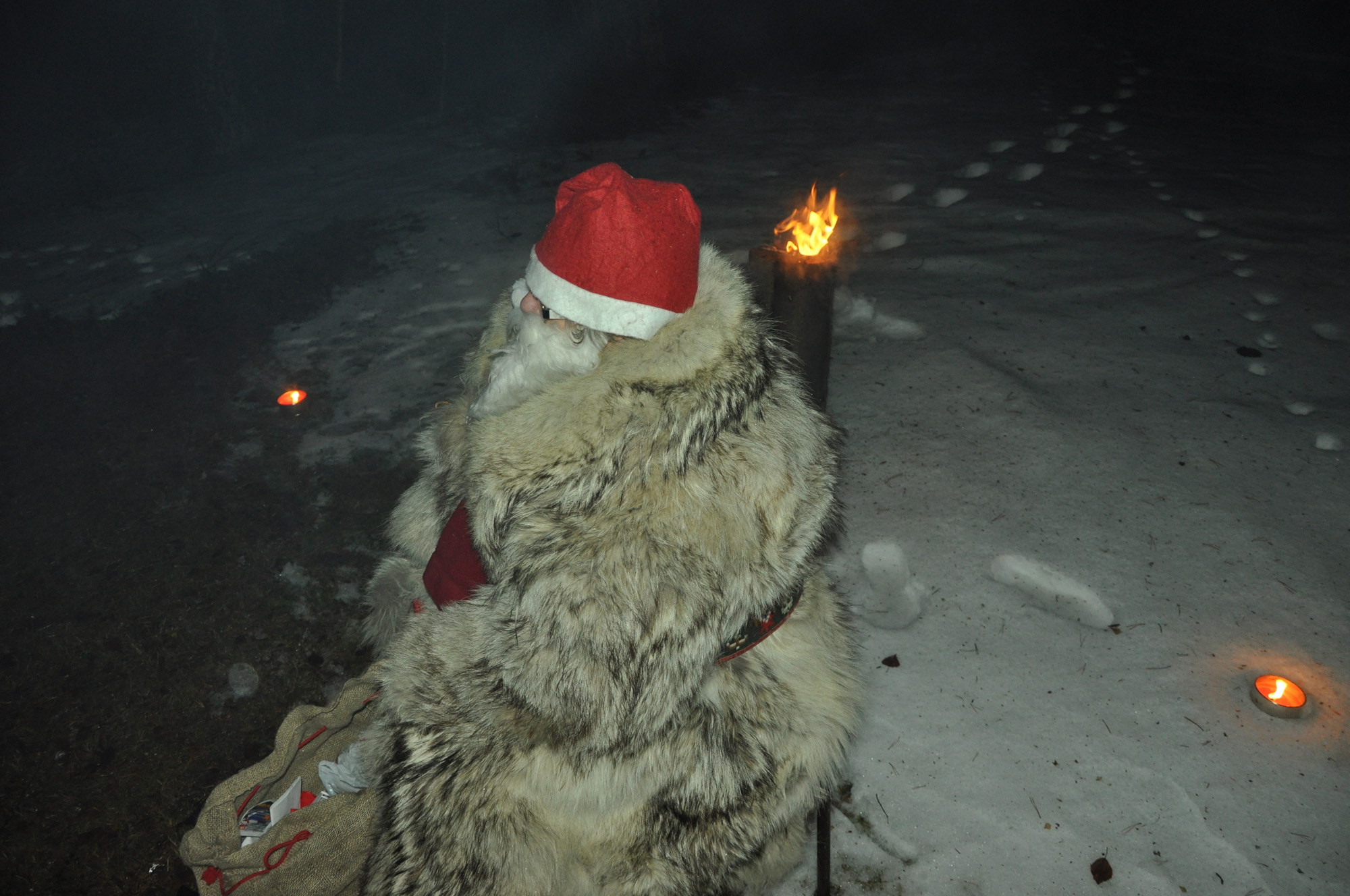 Röste.nu – Röstebilder – Regnig tomtekväll vid Dönjegården 2013