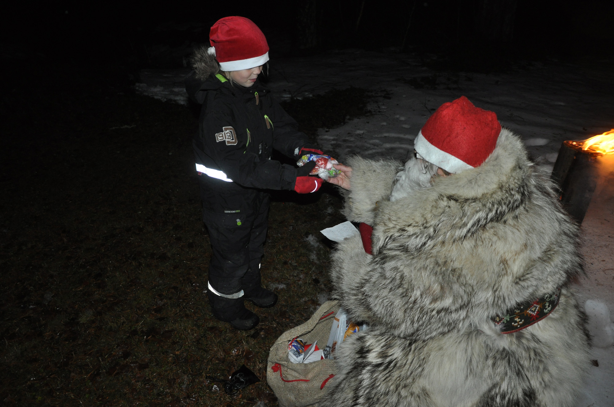 Röste.nu – Röstebilder – Regnig tomtekväll vid Dönjegården 2013