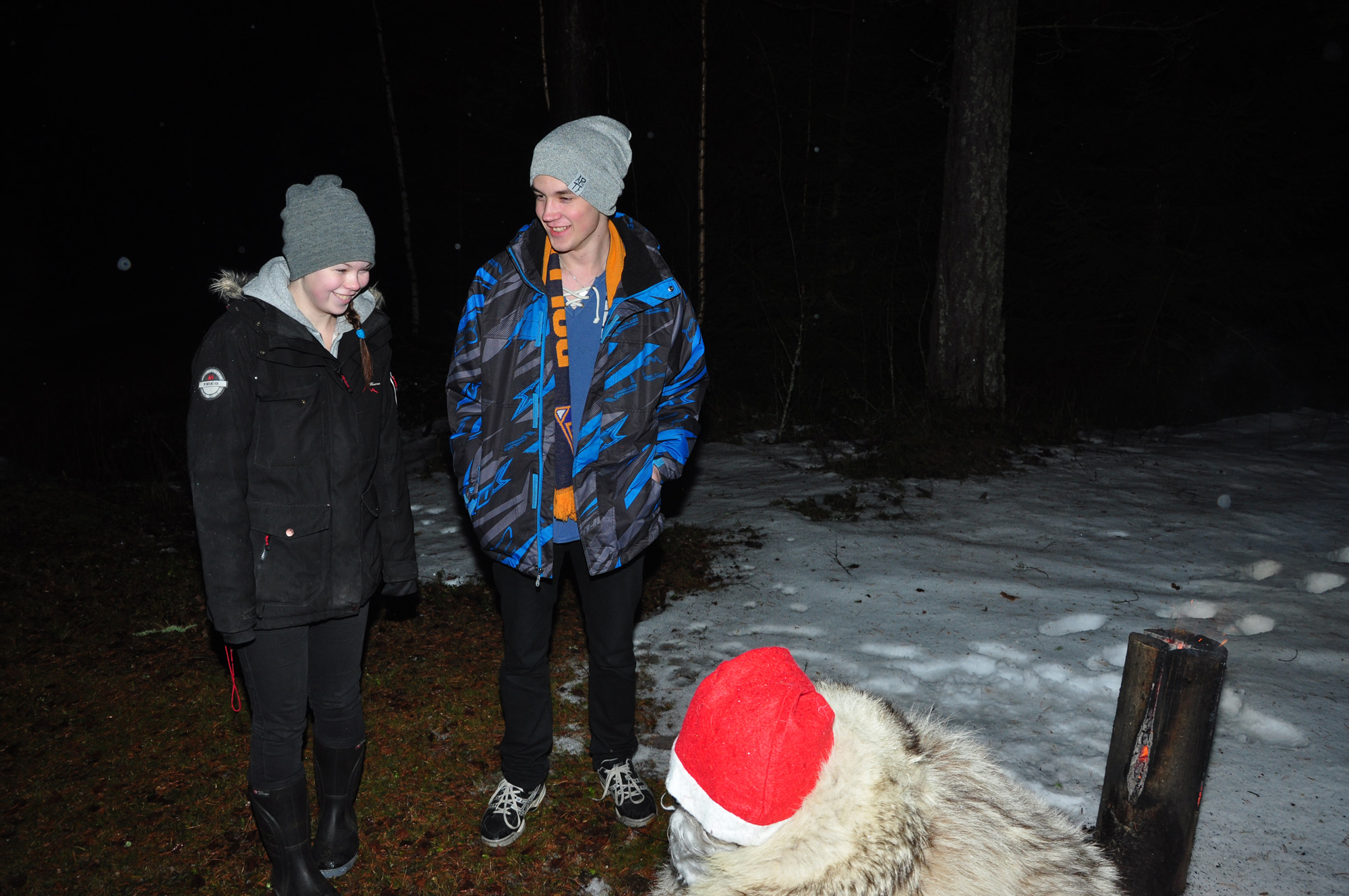 Röste.nu – Röstebilder – Regnig tomtekväll vid Dönjegården 2013