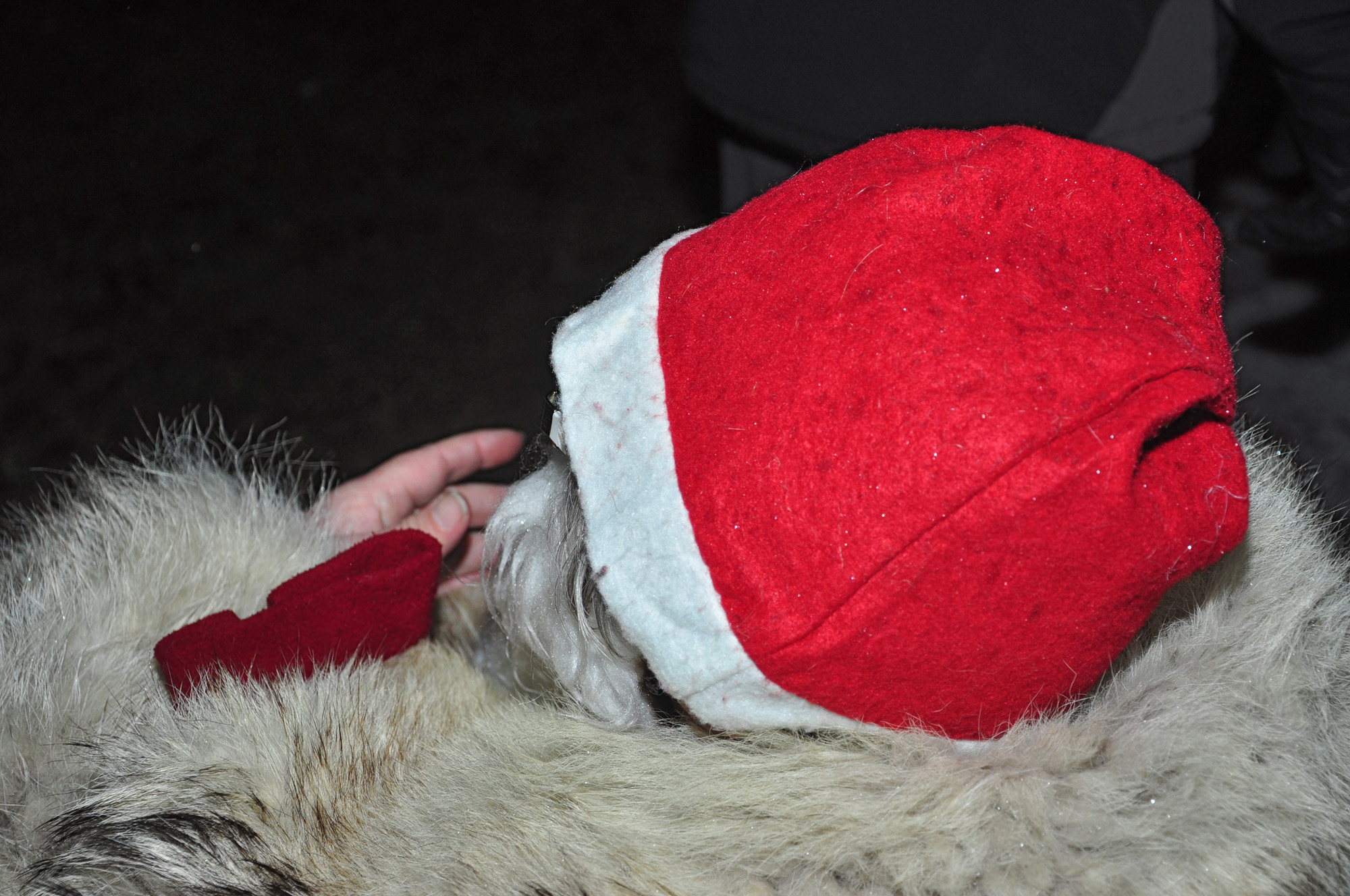 Röste.nu – Röstebilder – Regnig tomtekväll vid Dönjegården 2013