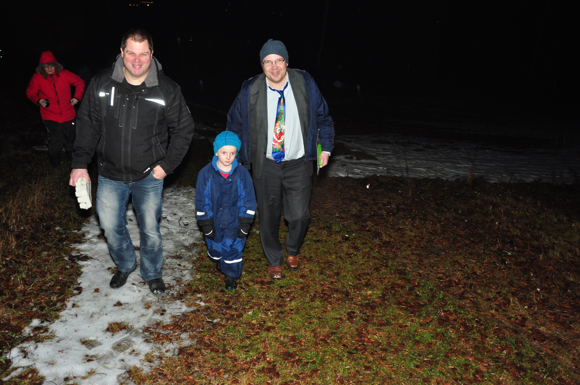 Röste.nu – Röstebilder – Regnig tomtekväll vid Dönjegården 2013