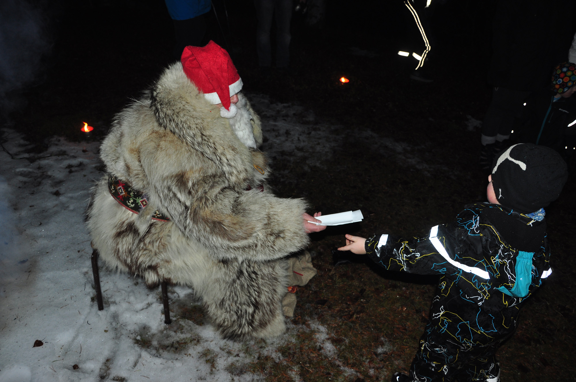 Röste.nu – Röstebilder – Regnig tomtekväll vid Dönjegården 2013