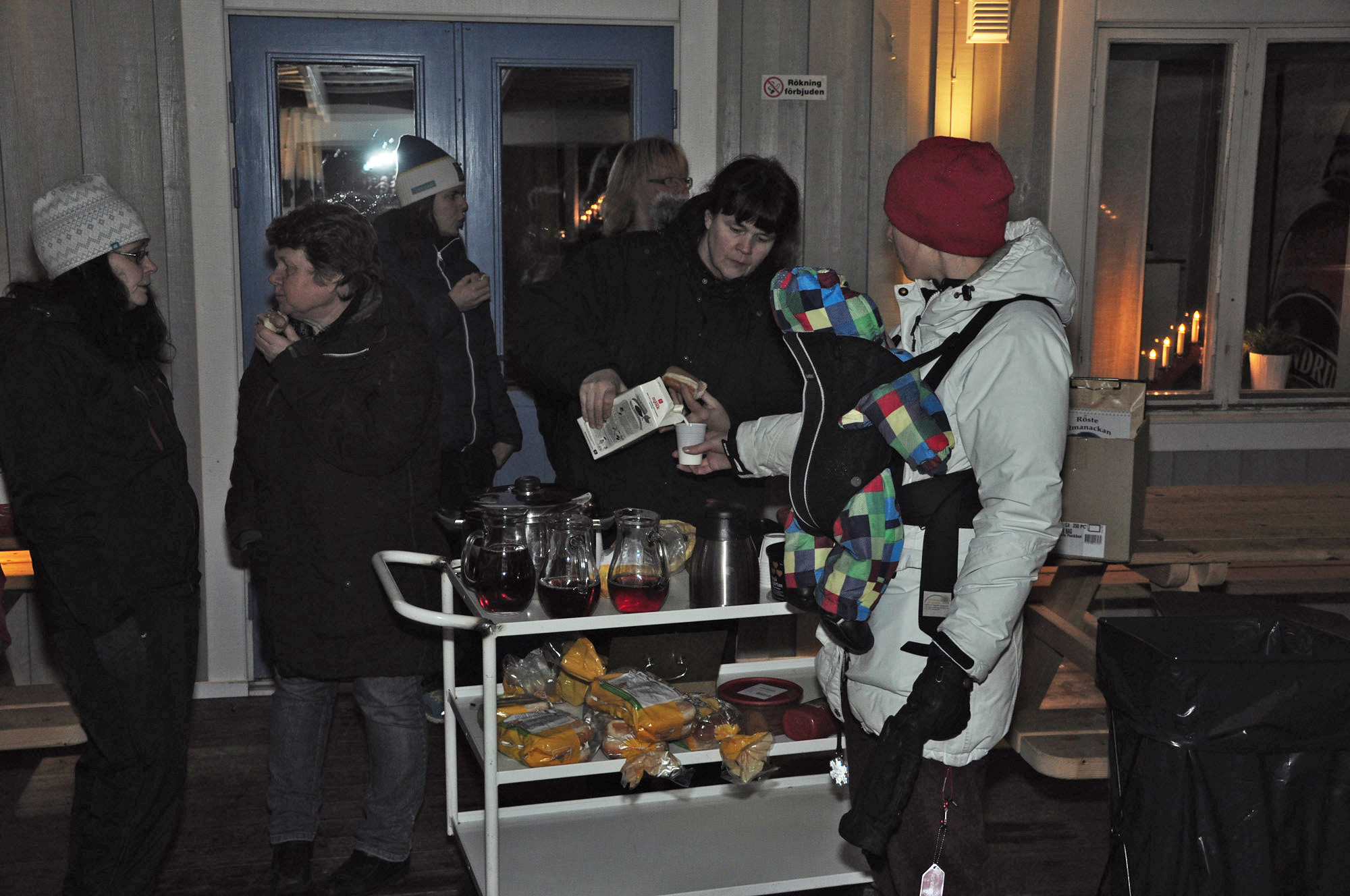 Röste.nu – Röstebilder – Regnig tomtekväll vid Dönjegården 2013