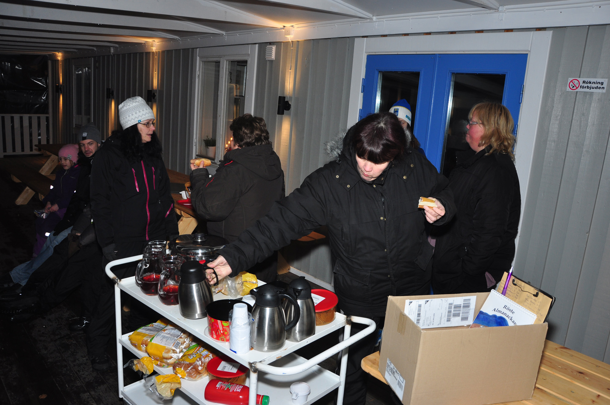 Röste.nu – Röstebilder – Regnig tomtekväll vid Dönjegården 2013