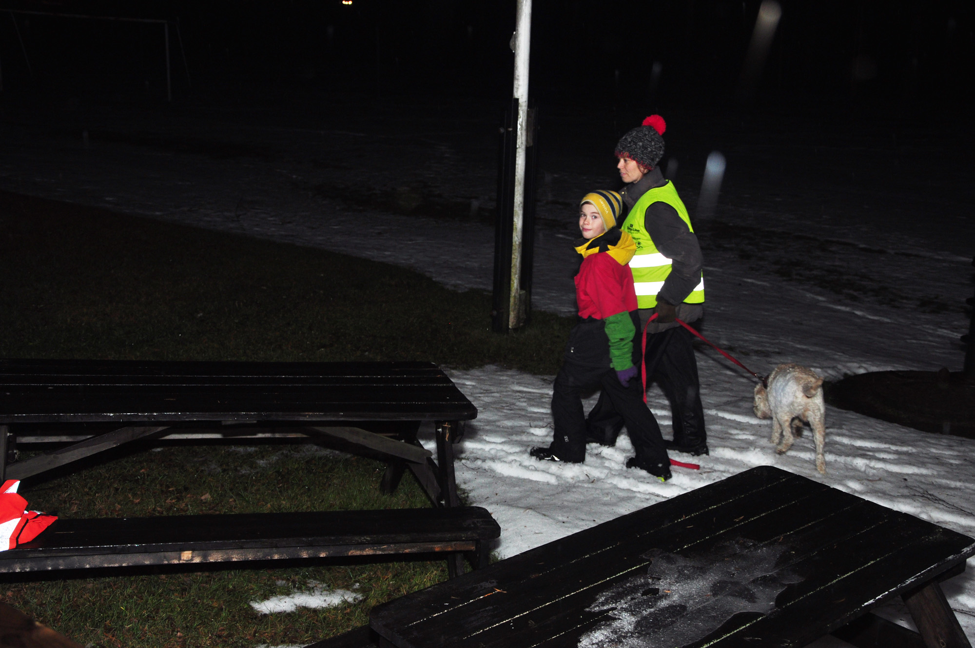 Röste.nu – Röstebilder – Regnig tomtekväll vid Dönjegården 2013