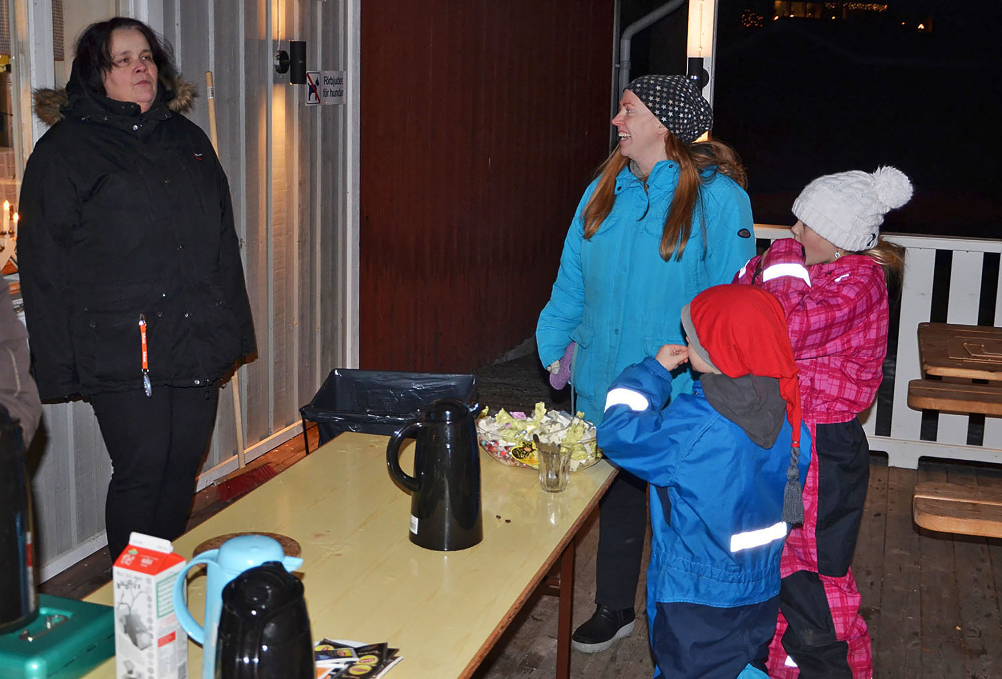 Röste.nu – Röstebilder – Tomtekväll på ny plats vid Dönjegården 2016