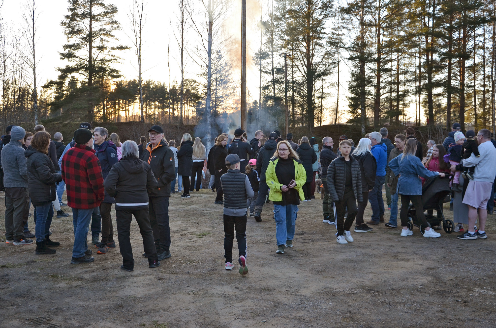 Röste.nu – Röstebilder – Valborgsfirande vid Dönjegården 2024