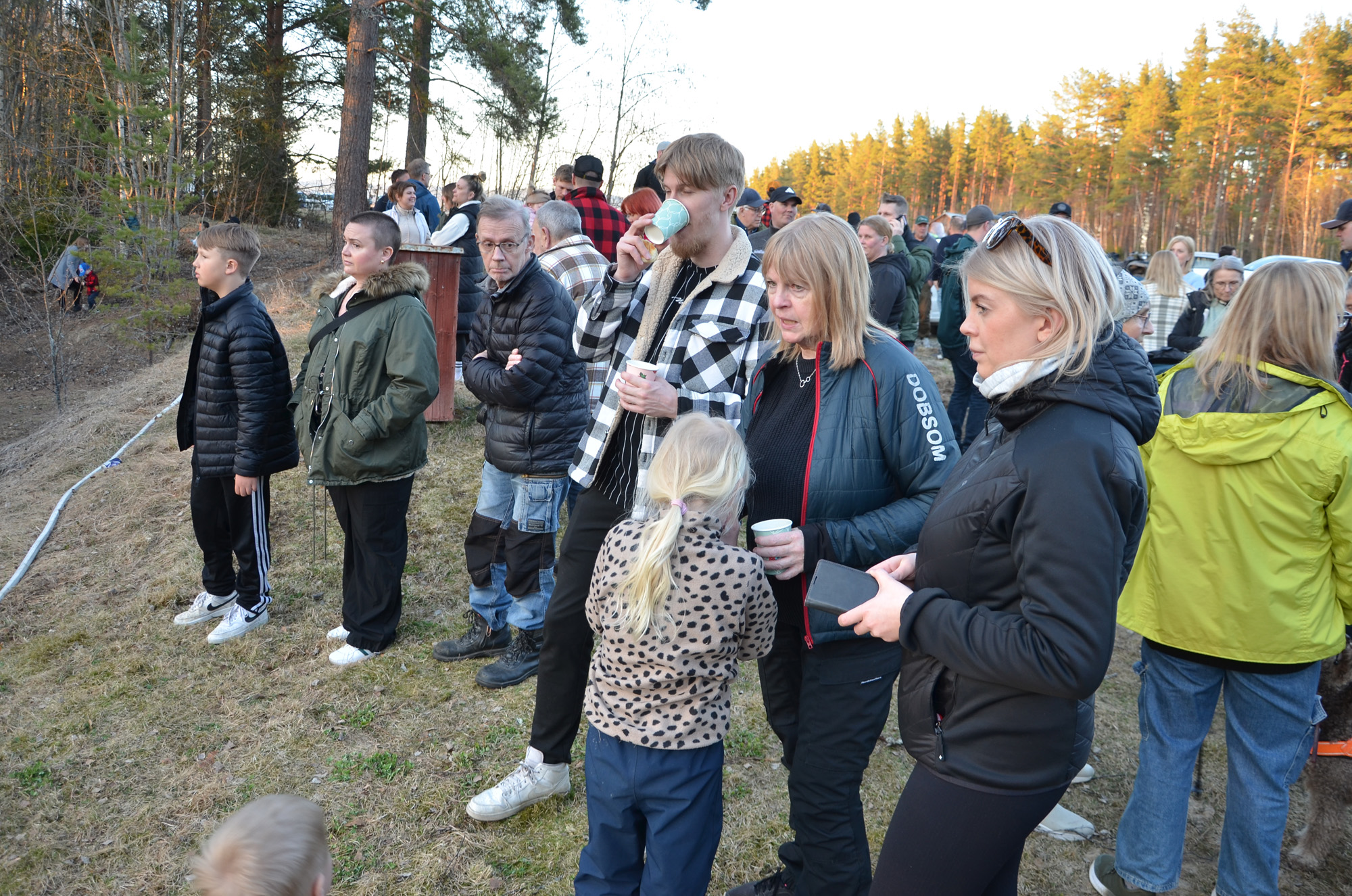Röste.nu – Röstebilder – Valborgsfirande vid Dönjegården 2024