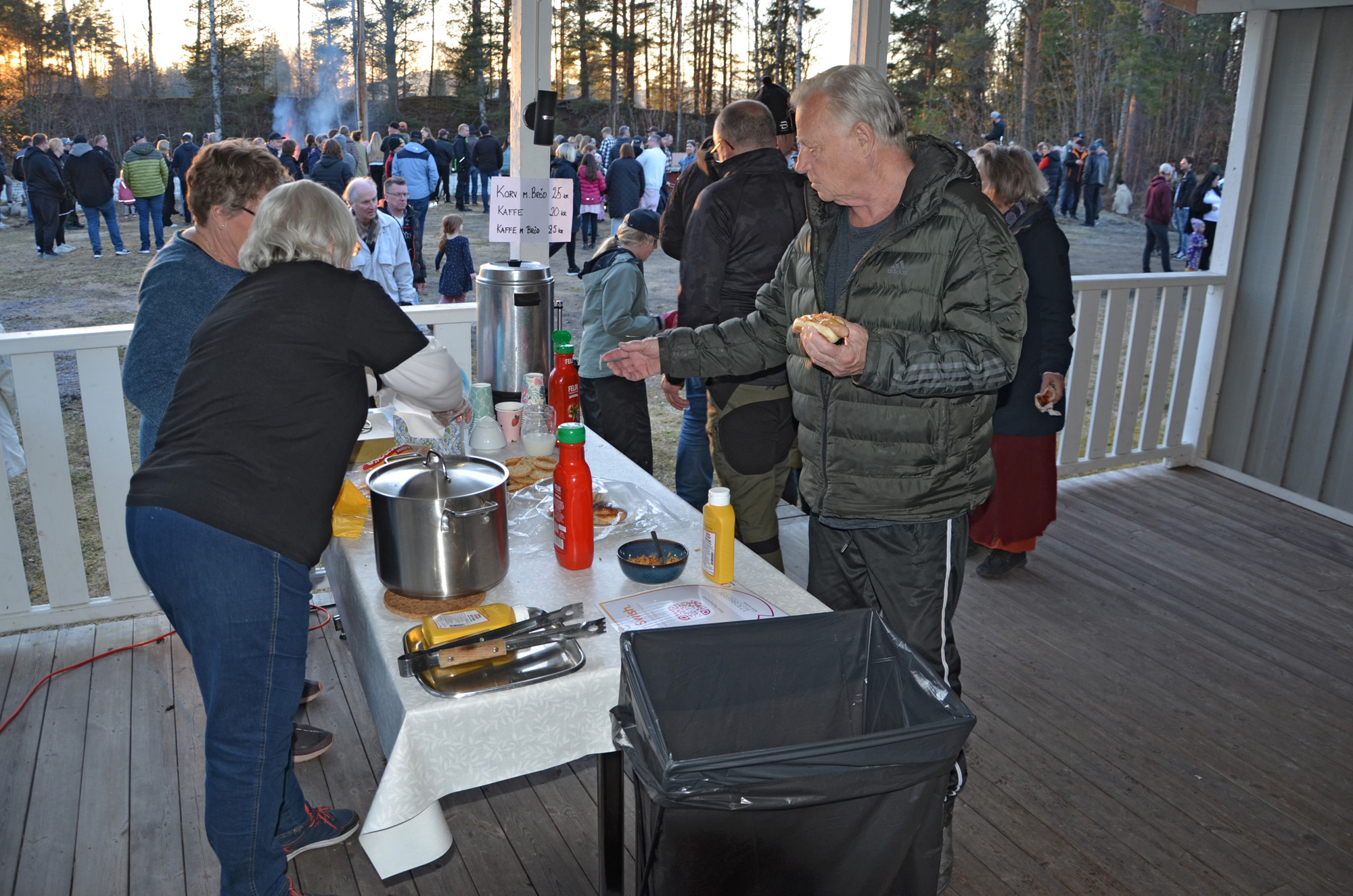 Röste.nu – Röstebilder – Valborgsfirande vid Dönjegården 2024
