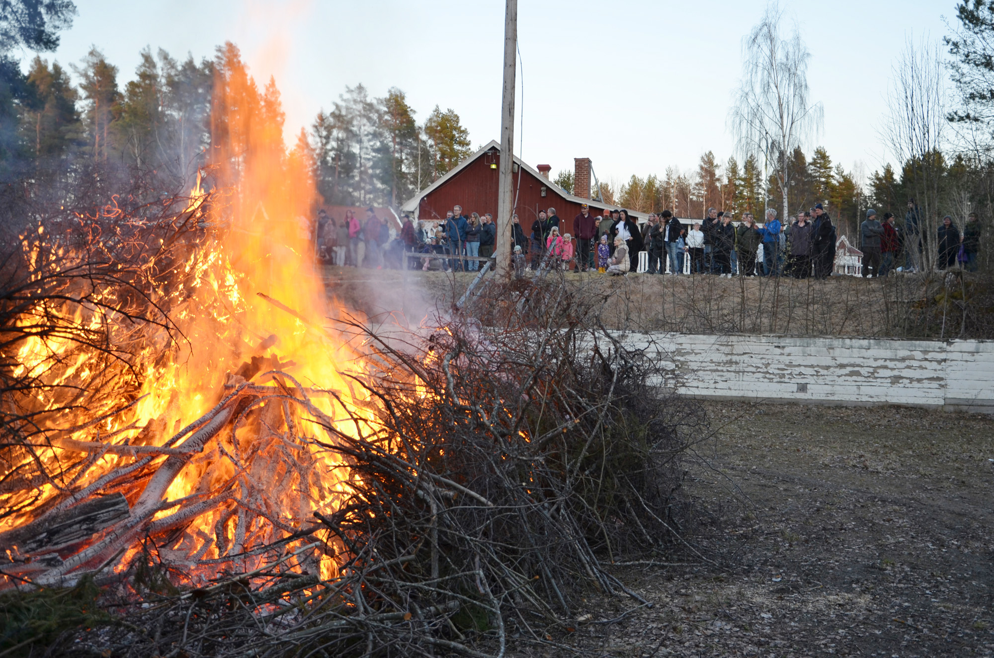Röste.nu – Röstebilder – Valborgsfirande vid Dönjegården 2024