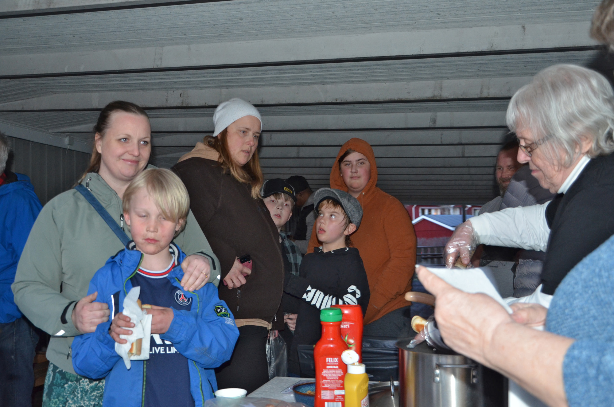 Röste.nu – Röstebilder – Valborgsfirande vid Dönjegården 2024