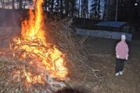 Röste.nu – Röstebilder – Valborgsfirande vid Dönjegården 2024