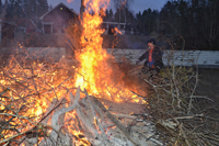Röste.nu – Röstebilder – Valborgsfirande vid Dönjegården 2024