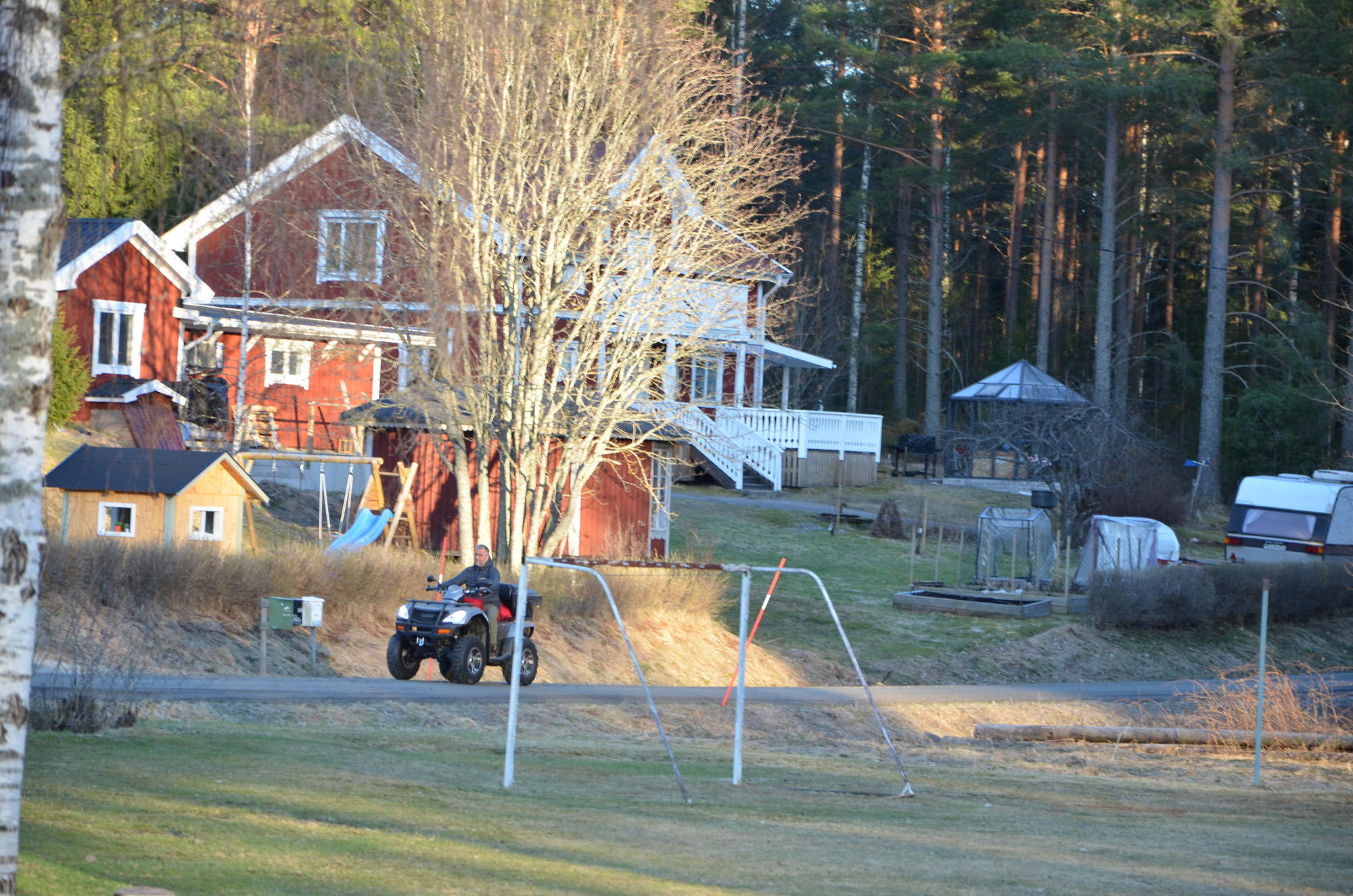 Röste.nu – Röstebilder – Valborgsfirande vid Dönjegården 2024