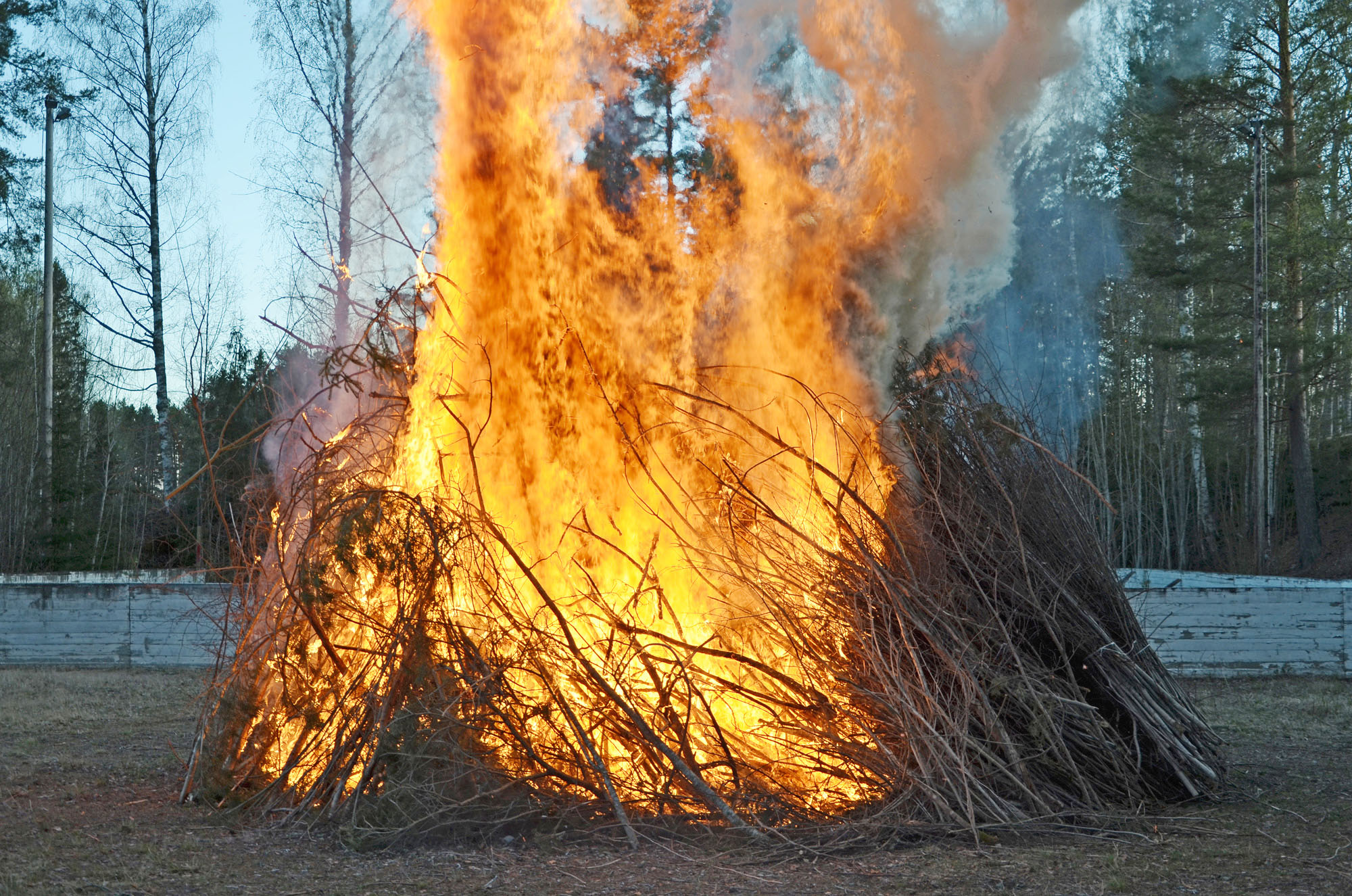 Röste.nu – Röstebilder – Valborgsfirande vid Dönjegården 2025