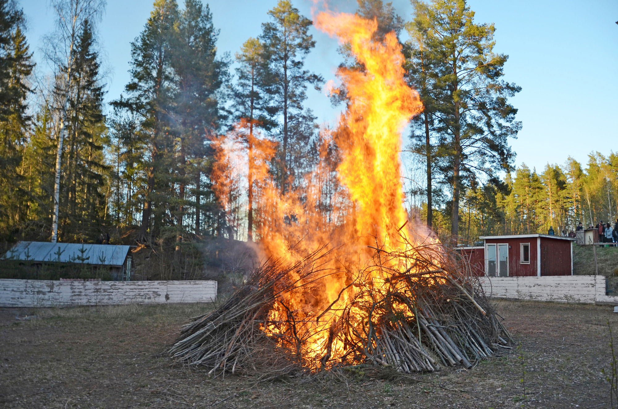 Röste.nu – Röstebilder – Valborgsfirande vid Dönjegården 2025