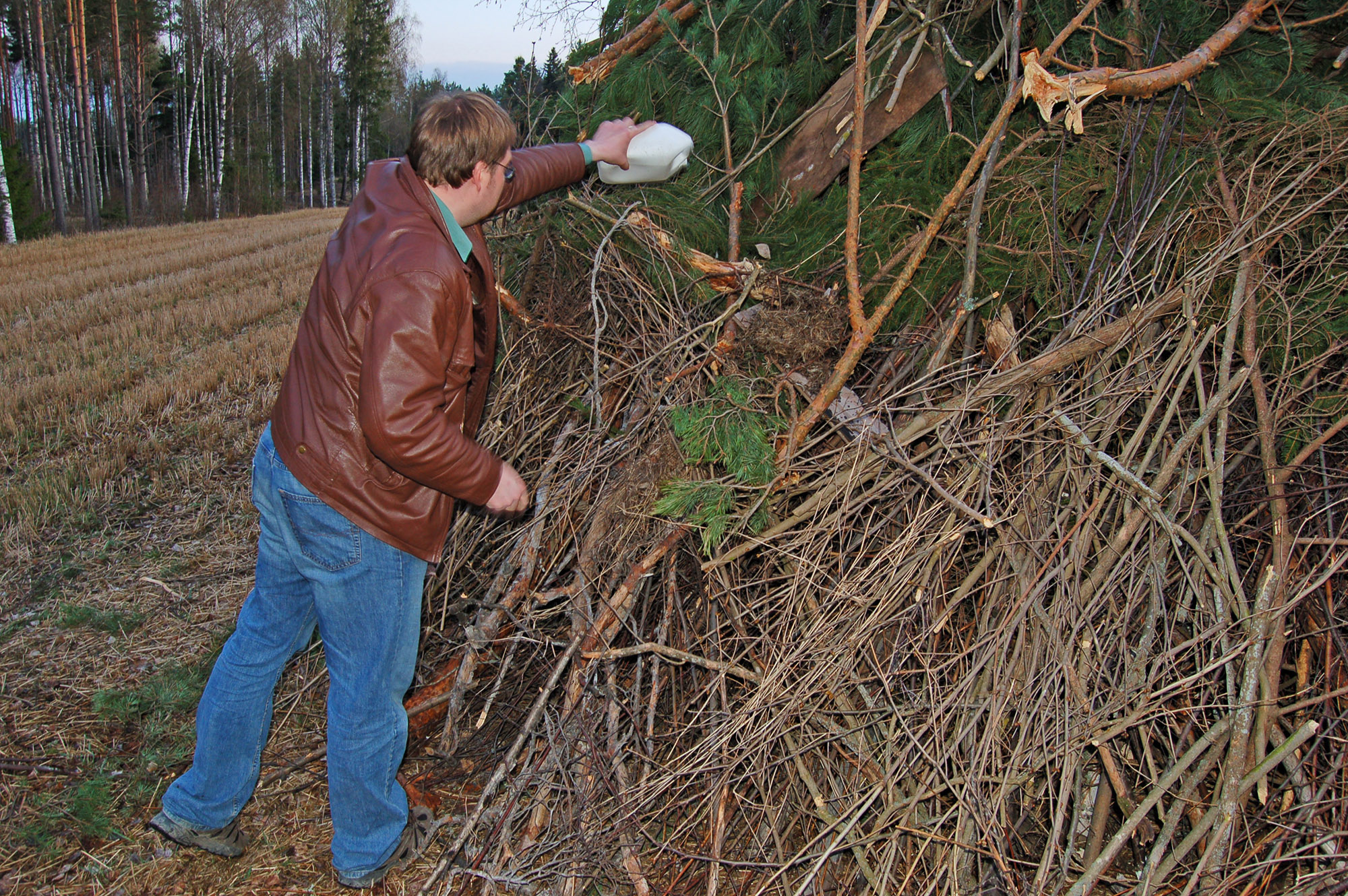 Röste.nu – Röstebilder – Förberedelser inför Valborg i Röste 2008