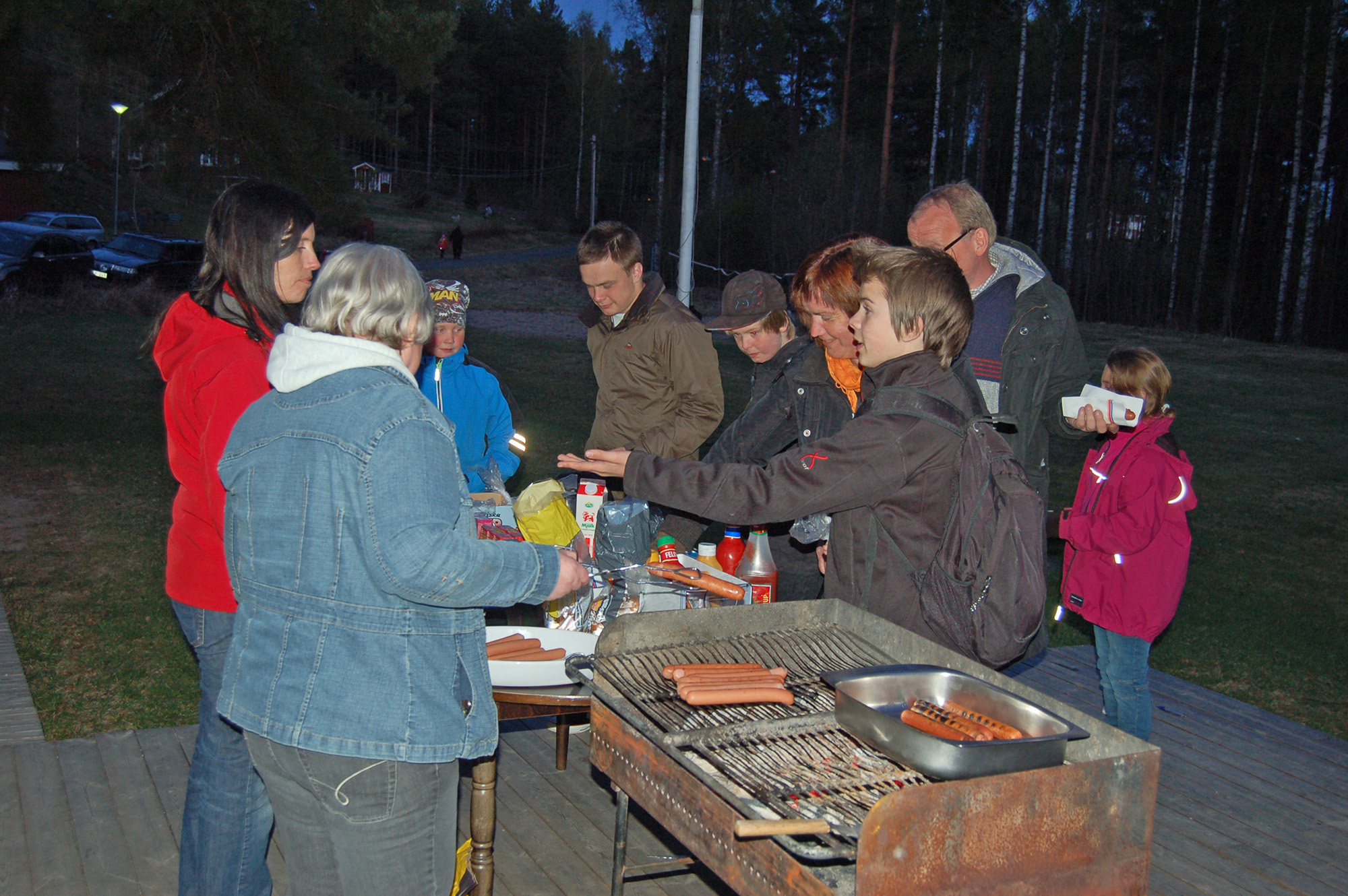 Röste.nu – Röstebilder – Välbesökt Valborgsfirande vid Dönjegården 2011
